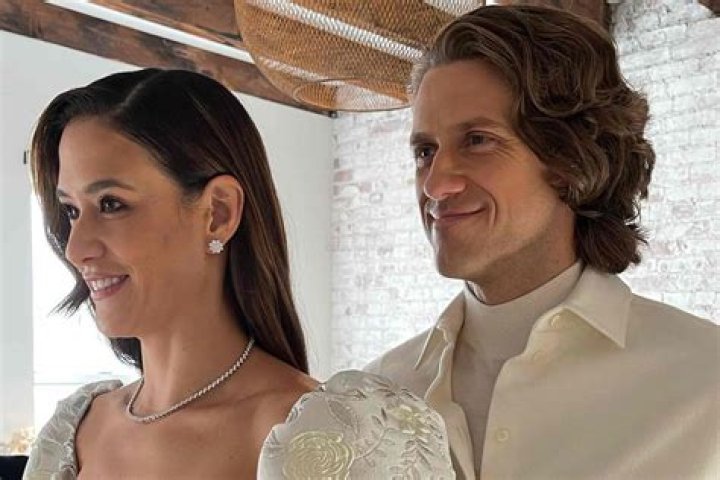 
Does actress Ericka Hunter say, “I do” to Aaron Tveit? Inside his Past Relationship and Current 