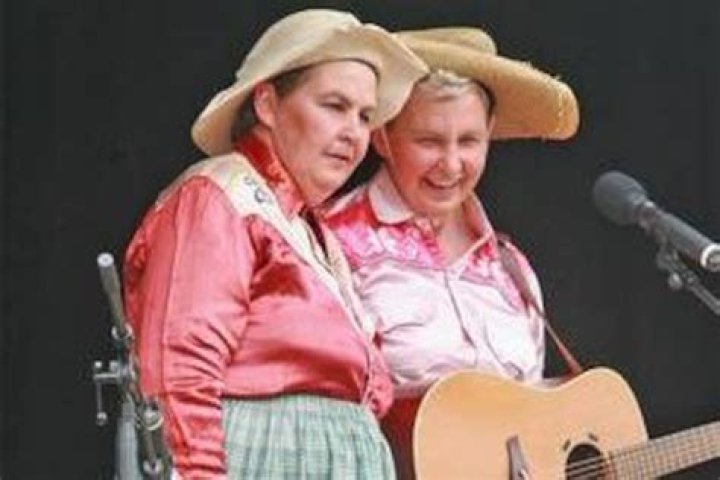 
Does Lynda Topp Of Topp Twins Have Cancer? NZ Singer Health Update 2022 