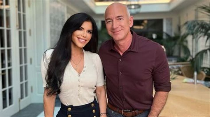 
Jeff Bezos and Lauren Sánchez Step Out After His Ex-Wife MacKenzie Scott Files For Divorce 