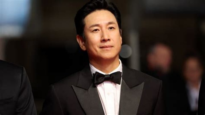 
Lee Sun Kyun Height, Weight, Net Worth, Age, Birthday, Wikipedia, Who, Nationality, Biography 