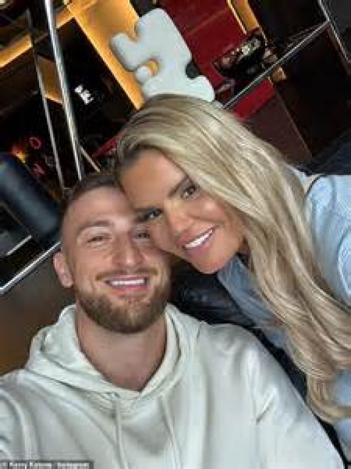 
Lynsey Armstrong – Kerry Katona’s Sister Age, Where Is She Now? 
