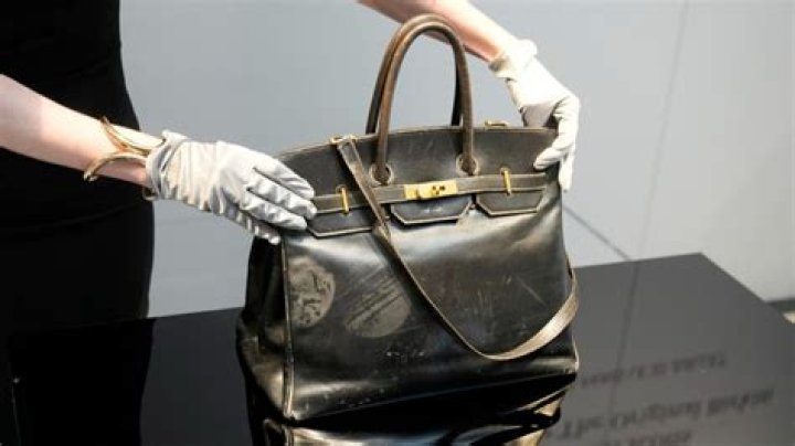 
Pastor Tobi Adegboyega Presents Davido’s Fiancee, Chioma, With A Hermes Birkin Bag Worth Over N70 Million. 
