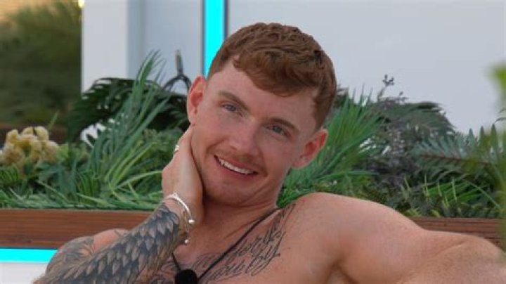 
Who Is Paige Thorne On Love Island? Her Dad Says He Wont Be Watching The Show 