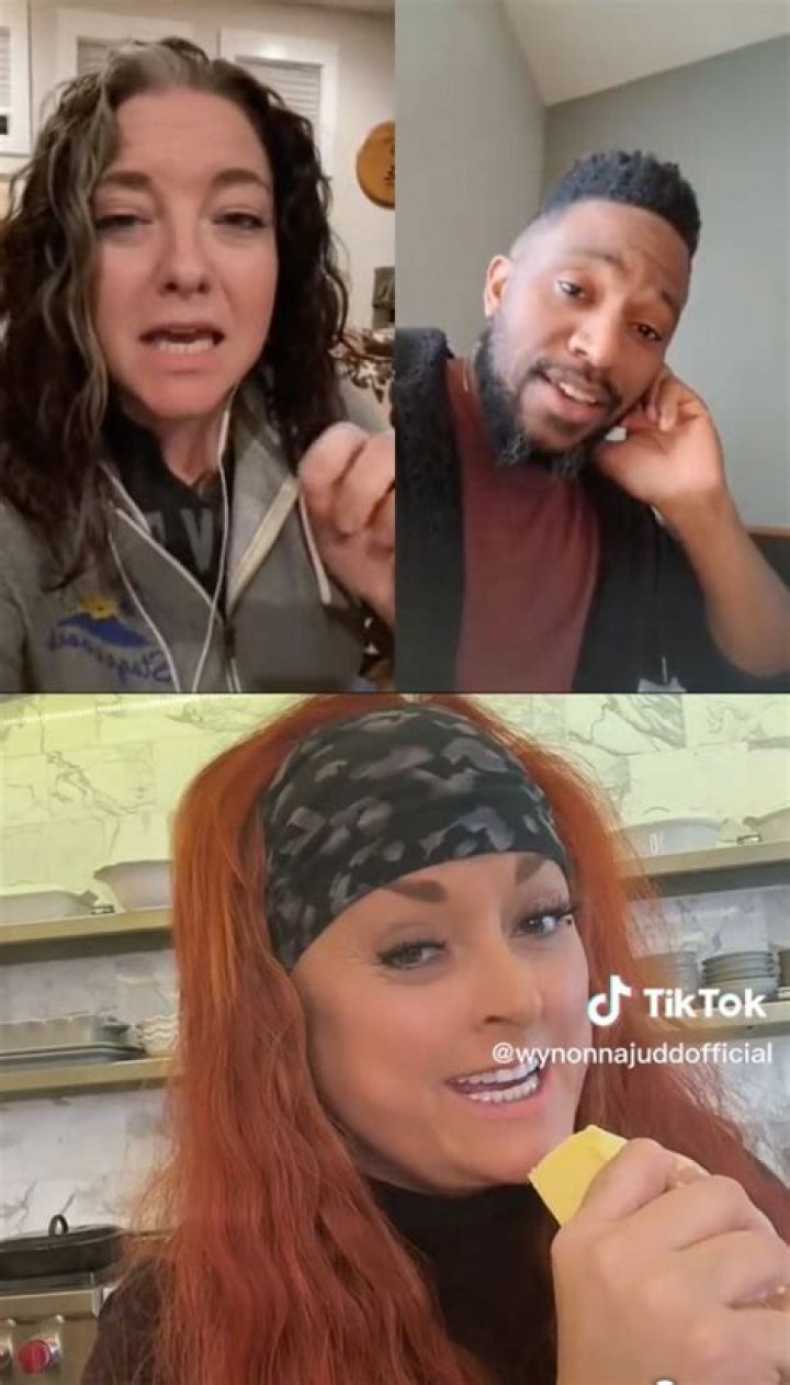 
Wynonna Judd Duets Song Roasting TikToker’s Food Hack —Using a Butter Stick as a Microphone 